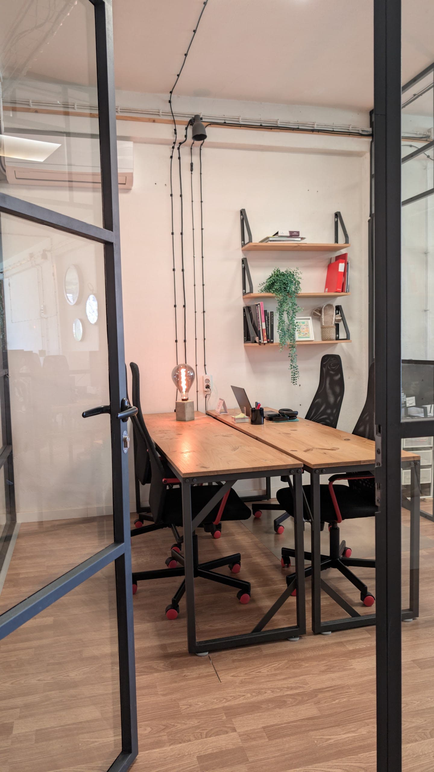 Secretárias num escritório privado do Synergy Hub