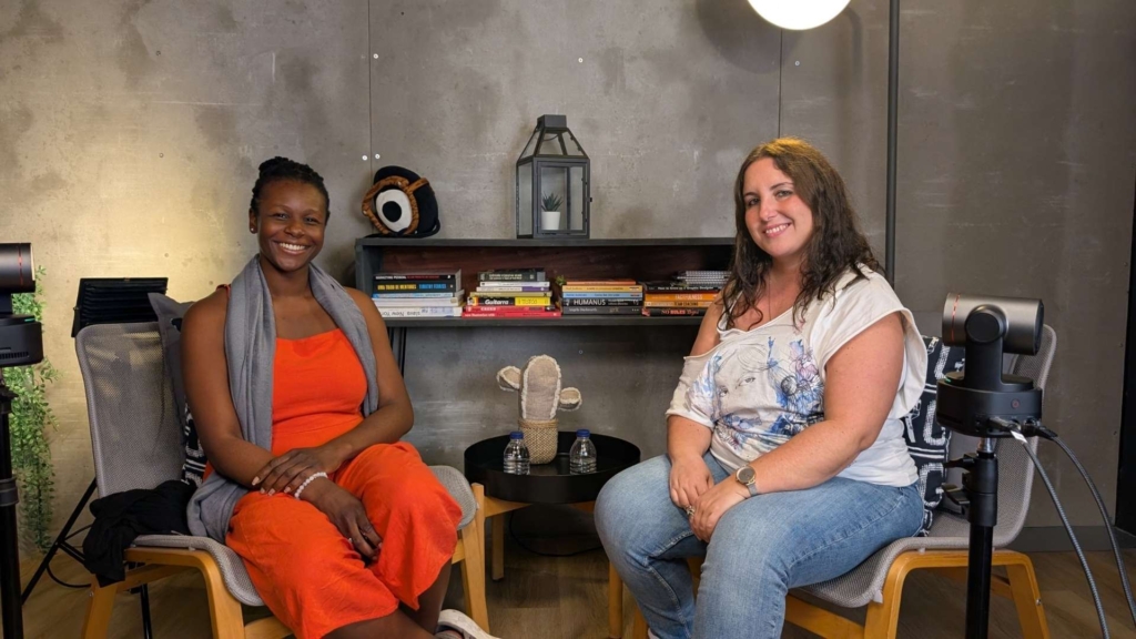 Estúdio Podcast no Porto com cenário lounge, com cadeirões.