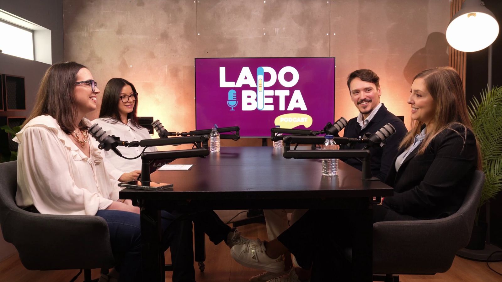Estúdio de podcast do Synergy Hub no Porto, com cenário de mesa para quatro pessoas
